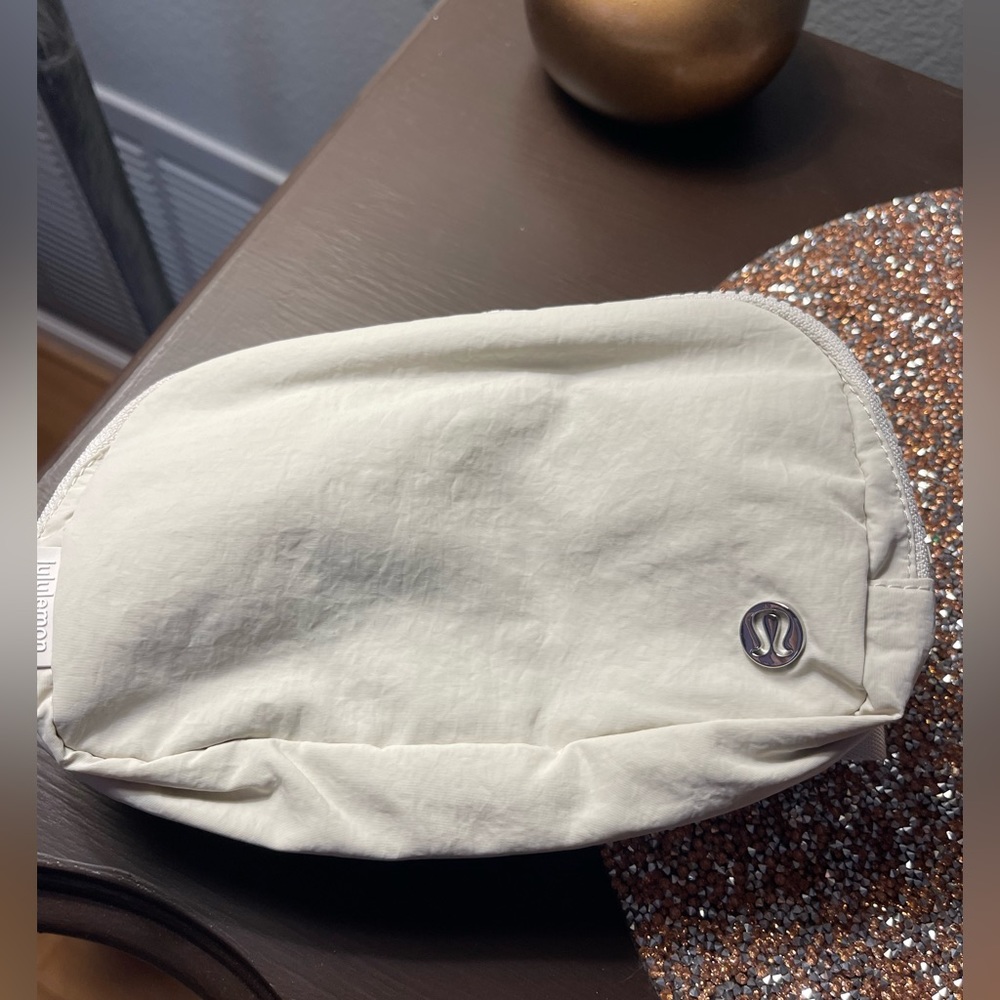 NWT Lululemon Everywhere Belt Bag white